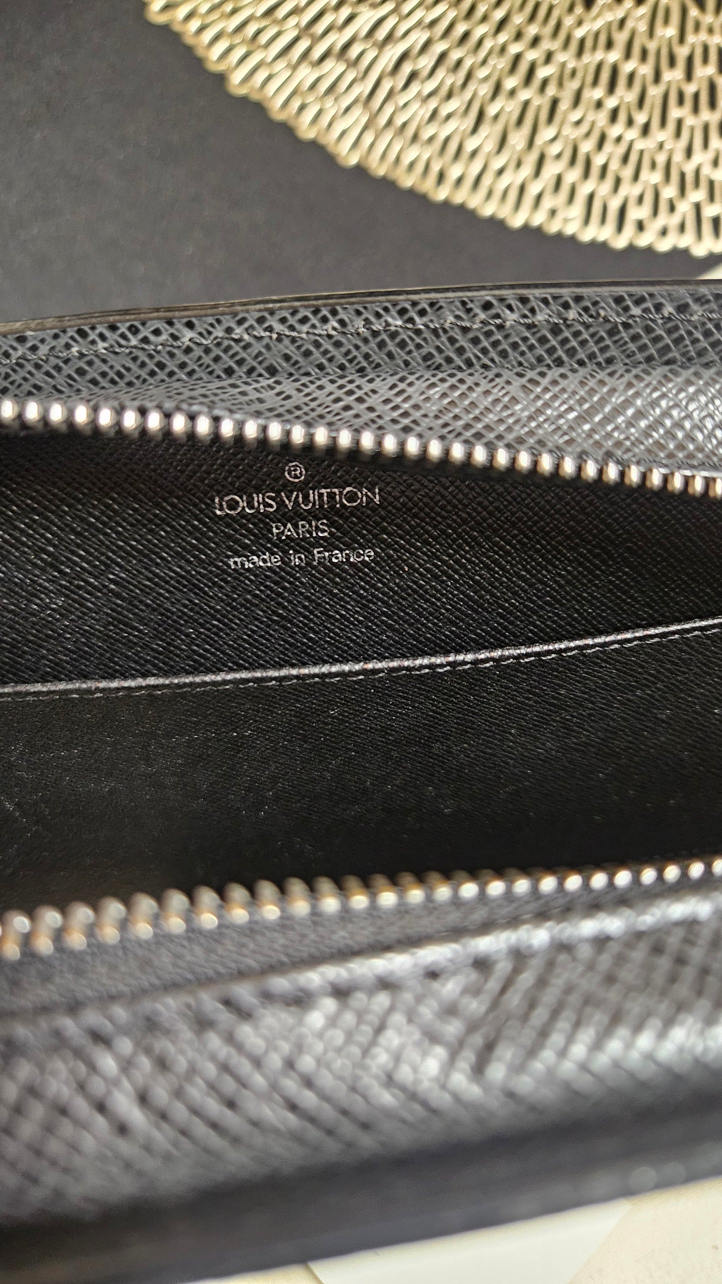 Louis Vuitton Pre-Owned Black Zip Around Carry