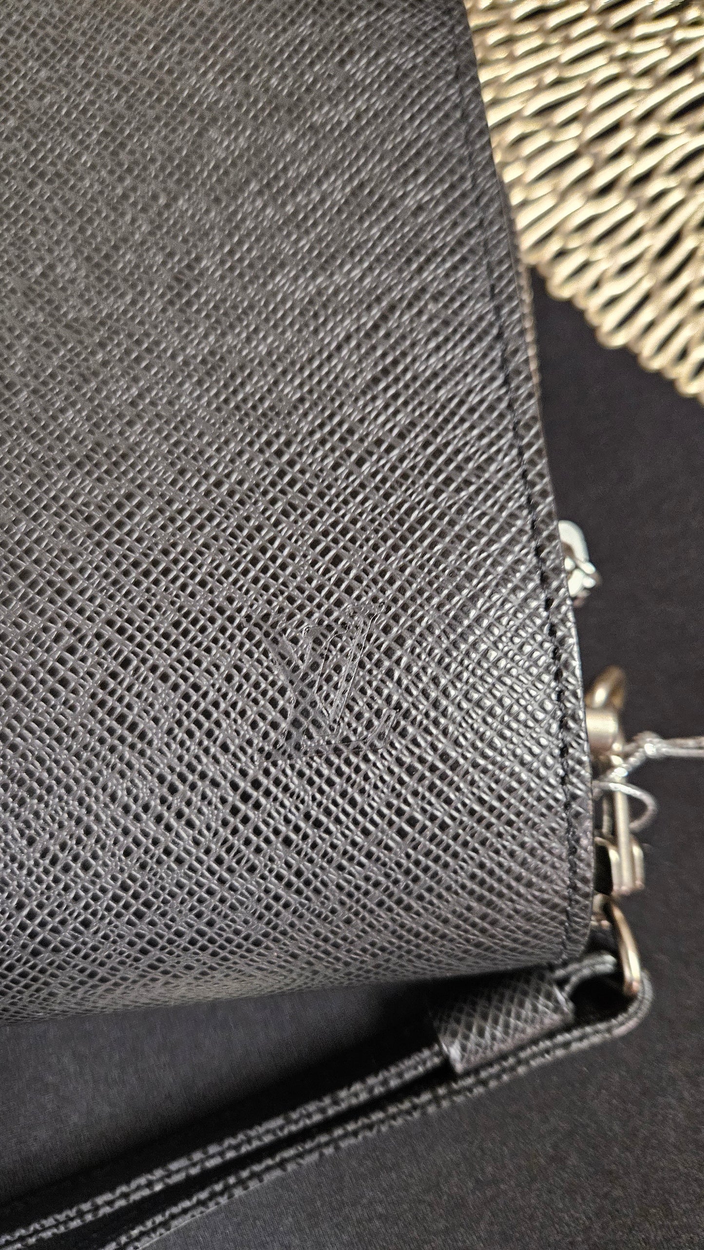 Louis Vuitton Pre-Owned Black Zip Around Carry