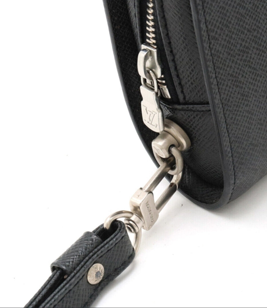 Louis Vuitton Pre-Owned Black Zip Around Carry